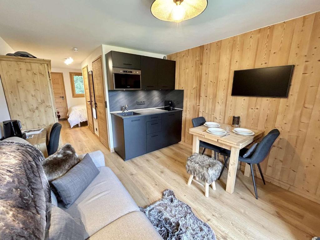un salon avec un canapé et une table dans l'établissement Charmant studio avec balcon exposé sud, casier à skis et parking, proche des pistes à Demi-Quartier - FR-1-597-175, à Demi-Quartier