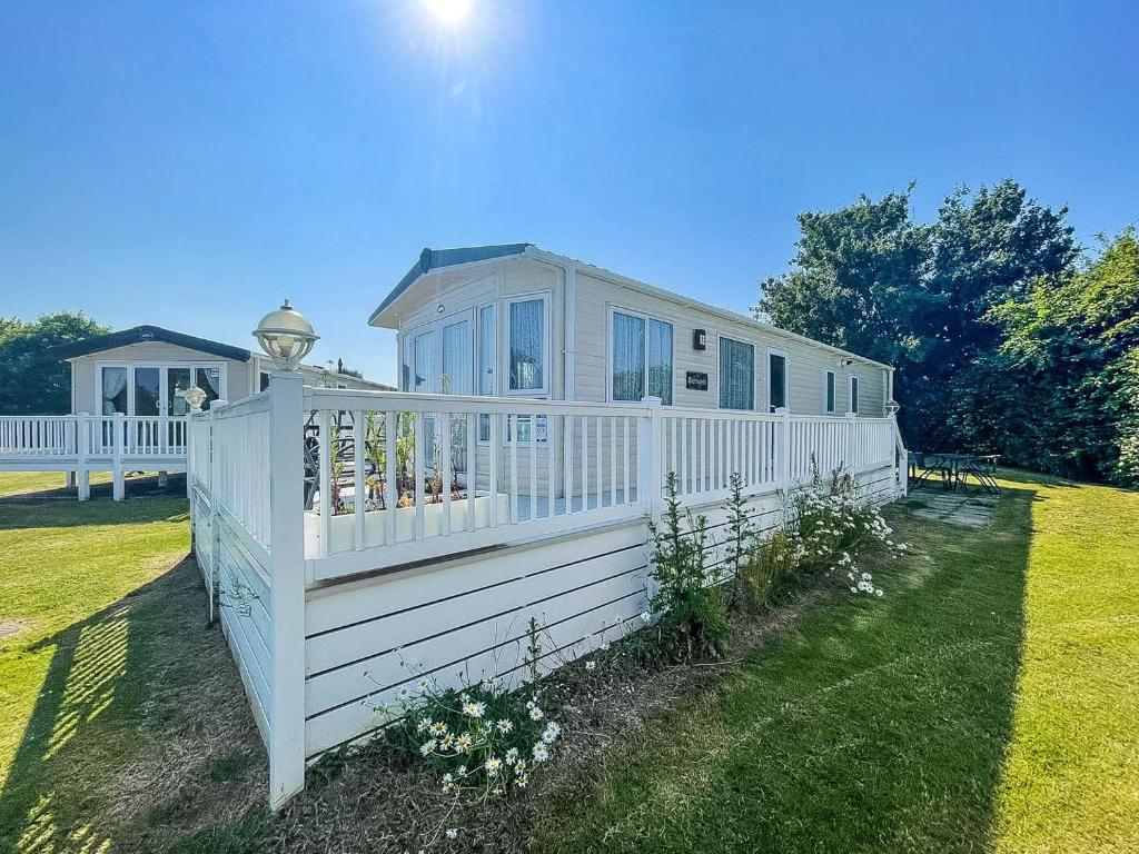 beautiful-8-berth-caravan-at-cherry-tree-holiday-park-in-norfolk-ref