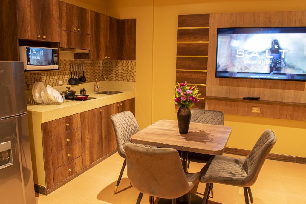 Kuchyň nebo kuchyňský kout v ubytování FORTICH APART HOTEL