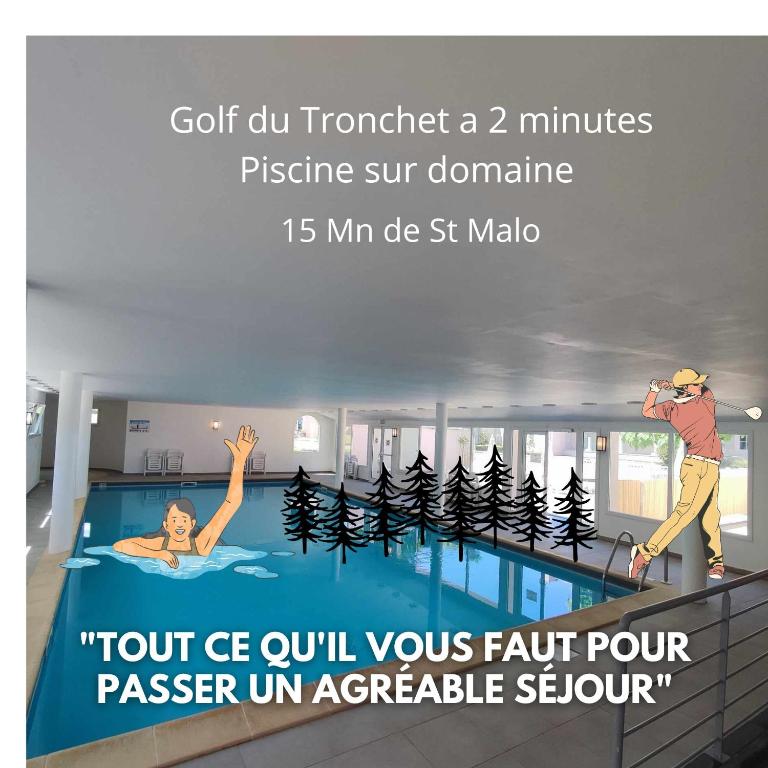 une affiche d'une piscine avec un homme prenant une photo dans l'établissement maison avec piscine, au Tronchet