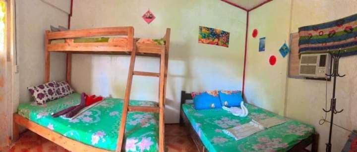 Postel nebo postele na pokoji v ubytování Sun Valley Backpackers Inn