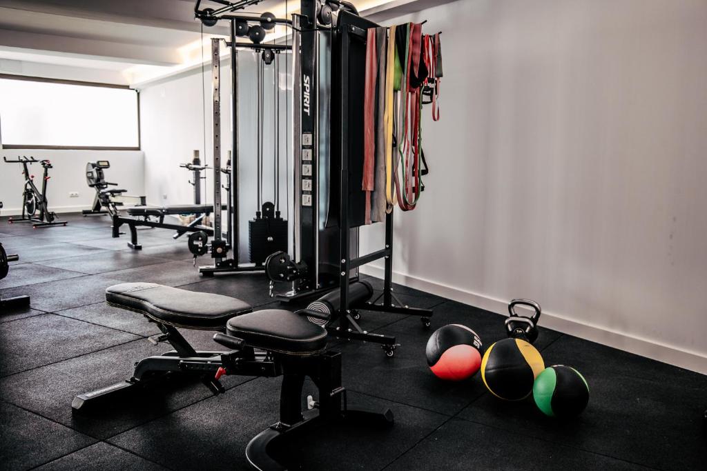 een fitnessruimte met gewichten en ballen op de vloer bij Hotel Tarba in San Antonio