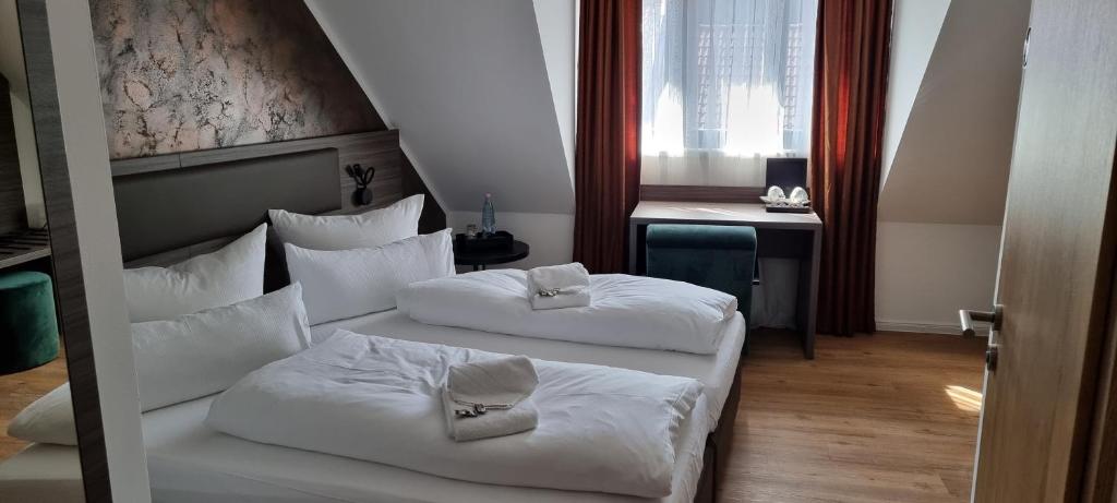 Postel nebo postele na pokoji v ubytování Central Hotel & Lounge Adult Only