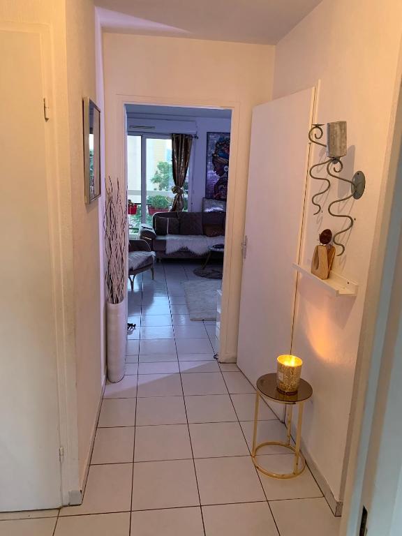 - un couloir avec du carrelage dans le salon dans l'établissement GrandT3 terrasse vue sur vélodrome, à Marseille