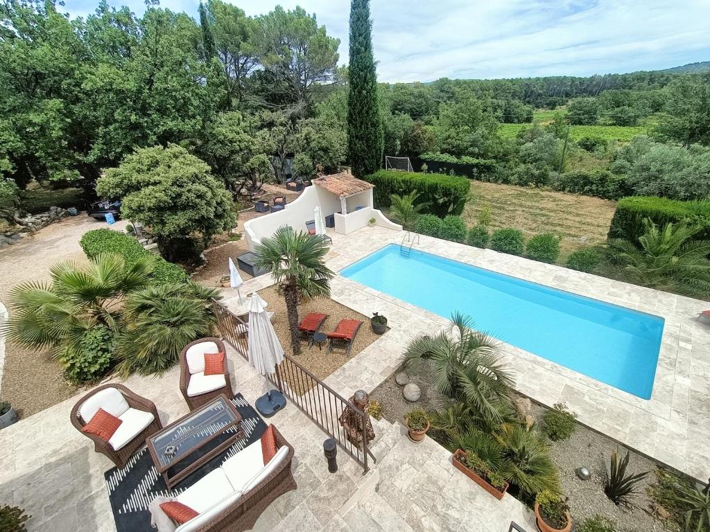 - une vue sur la piscine dans une villa dans l'établissement Villa Les Vignes, à Flayosc