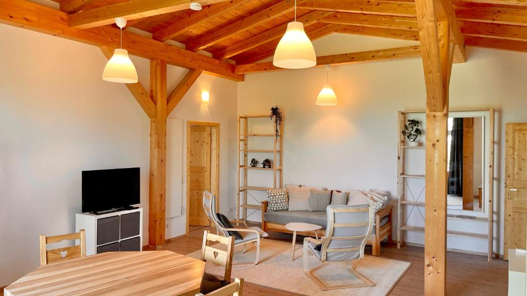 TV a/nebo společenská místnost v ubytování Burgenland Chalet