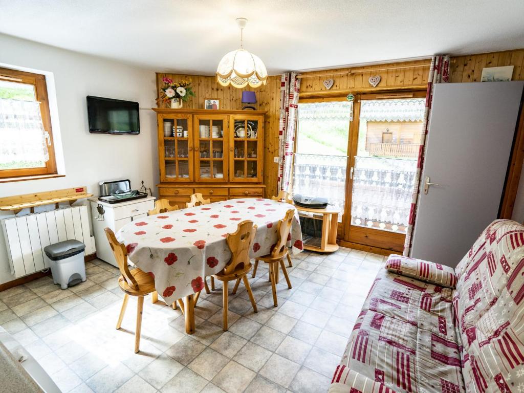 une salle à manger avec une table et un canapé dans l'établissement Appartement 3 Pièces Châtel, 6 Pers, Balcon Sud, Proche Centre et Navettes, Parking Inclus - FR-1-676-109, à Châtel