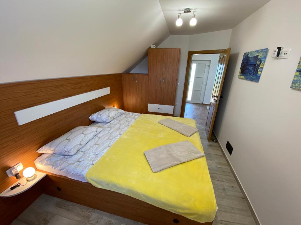 Postel nebo postele na pokoji v ubytování Vineyard Cottage Joanna