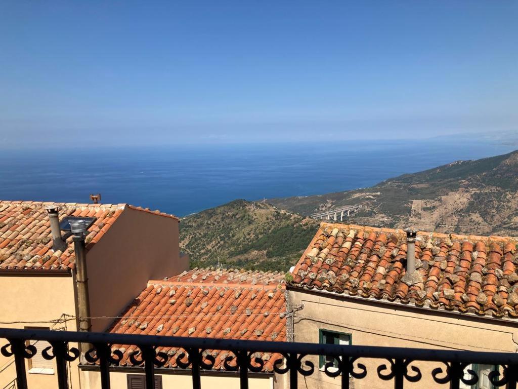 uitzicht op de daken van gebouwen en de oceaan bij Pollina Suites & Apartments in Pollina