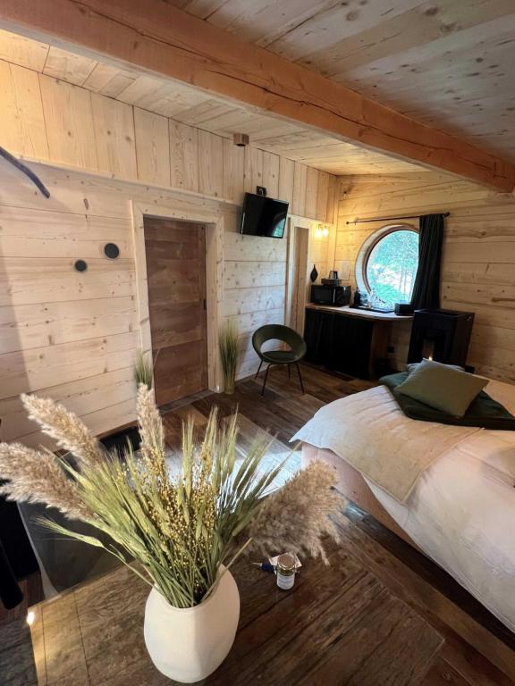 Postel nebo postele na pokoji v ubytování Les Écrins du Val de Mouthe, JURA