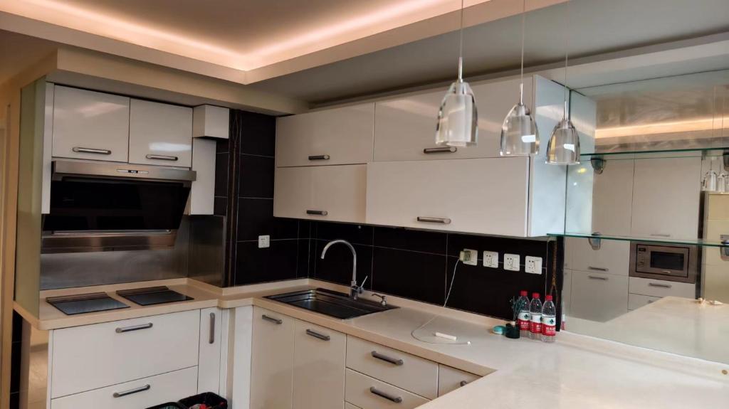Kuchyň nebo kuchyňský kout v ubytování Chaoyang Joy City Hardcover Apartment
