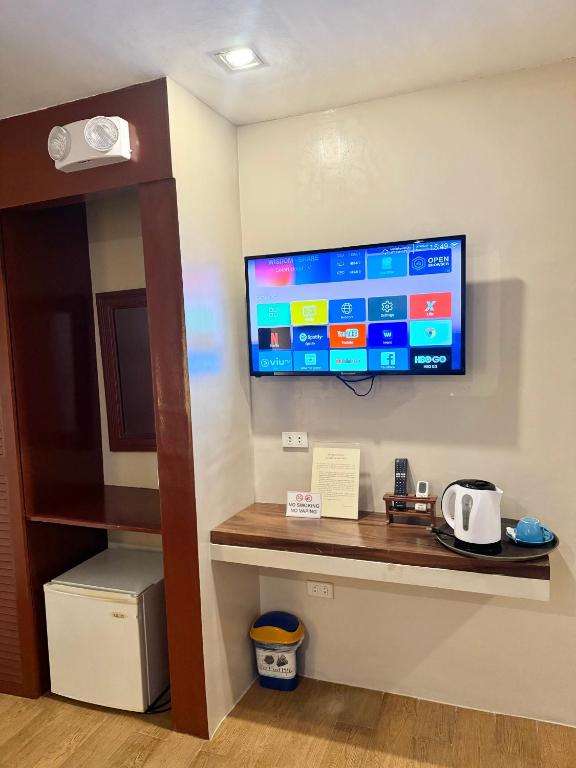Příslušenství pro přípravu čaje a kávy v ubytování White Beach Suites Boracay