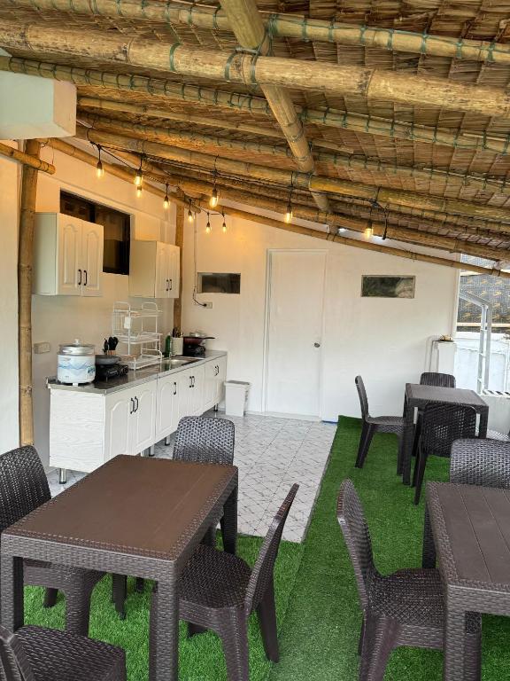 Kuchyň nebo kuchyňský kout v ubytování White Beach Suites Boracay