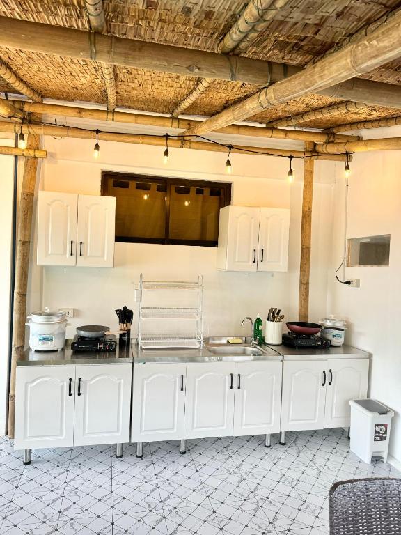 Kuchyň nebo kuchyňský kout v ubytování White Beach Suites Boracay
