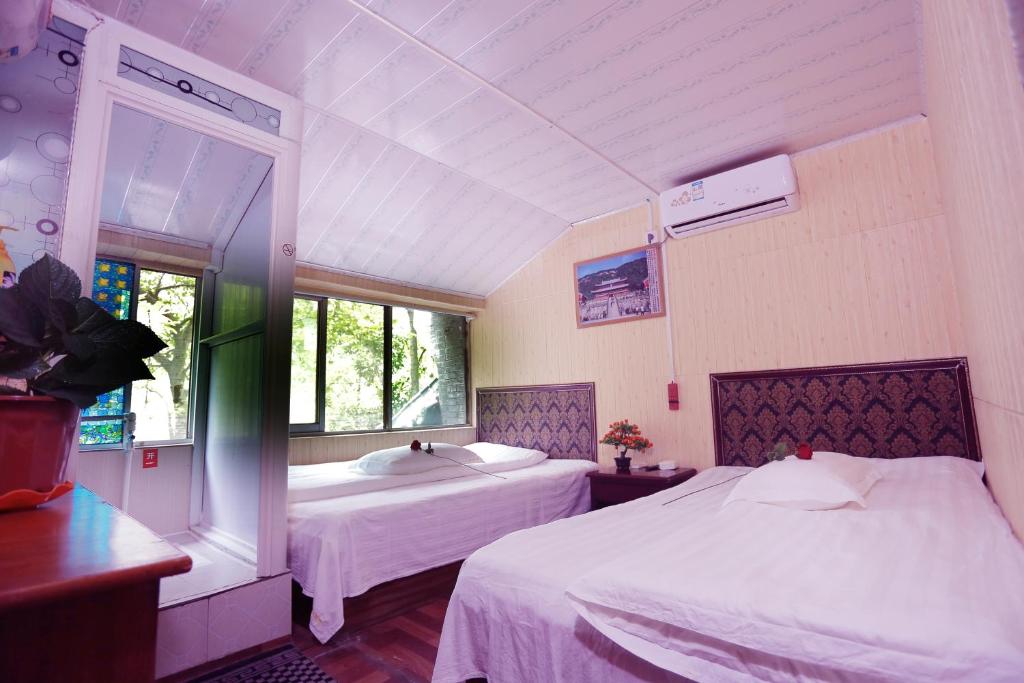 Postel nebo postele na pokoji v ubytování 武当山仙山旅馆景区内店