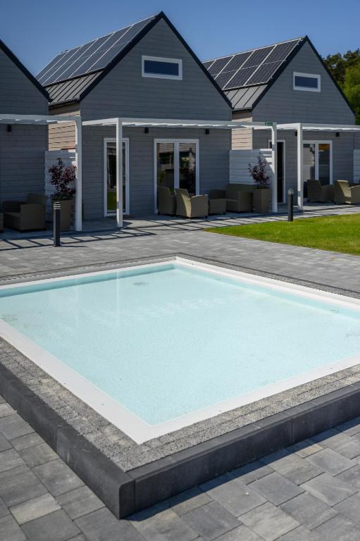 Bazén v ubytování Resort Za Lasem nebo v jeho okolí