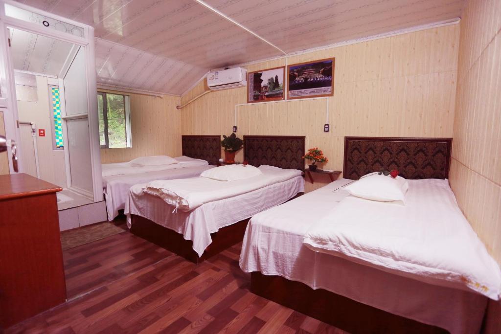Postel nebo postele na pokoji v ubytování 武当山仙山旅馆景区内店
