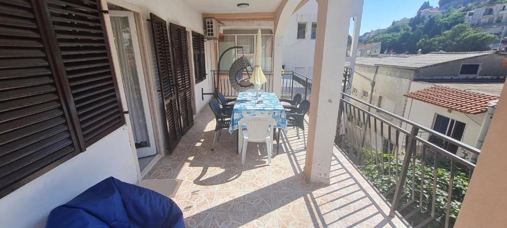 a balcony with a table and chairs on a balcony at VuBra in Ulcinj