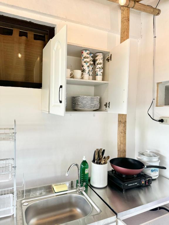Kuchyň nebo kuchyňský kout v ubytování White Beach Suites Boracay