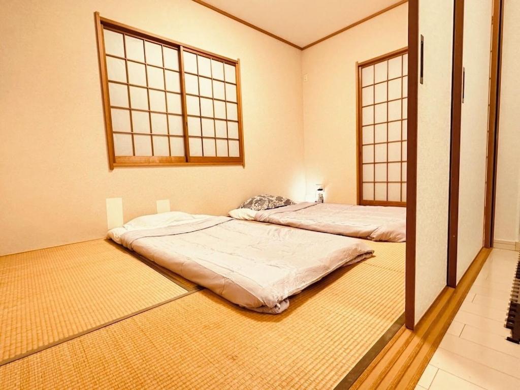 野田にあるMemories-Inn最大四個独立房13人可入住の窓が2つある部屋にベッドが2つある