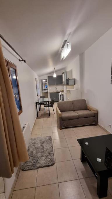 un salon avec un canapé et une table dans l'établissement Appartement à Nanterre-Ville, à Nanterre