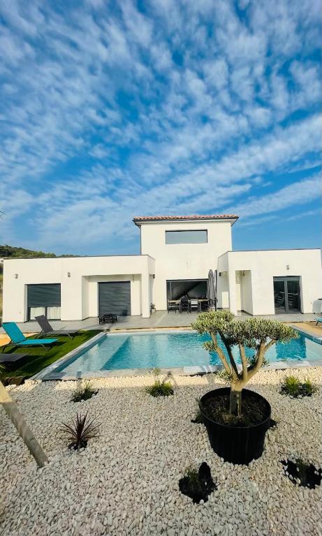 une villa avec piscine devant une maison dans l'établissement Villa Sud La Cigale des Bois de Maruéjols, à Mons