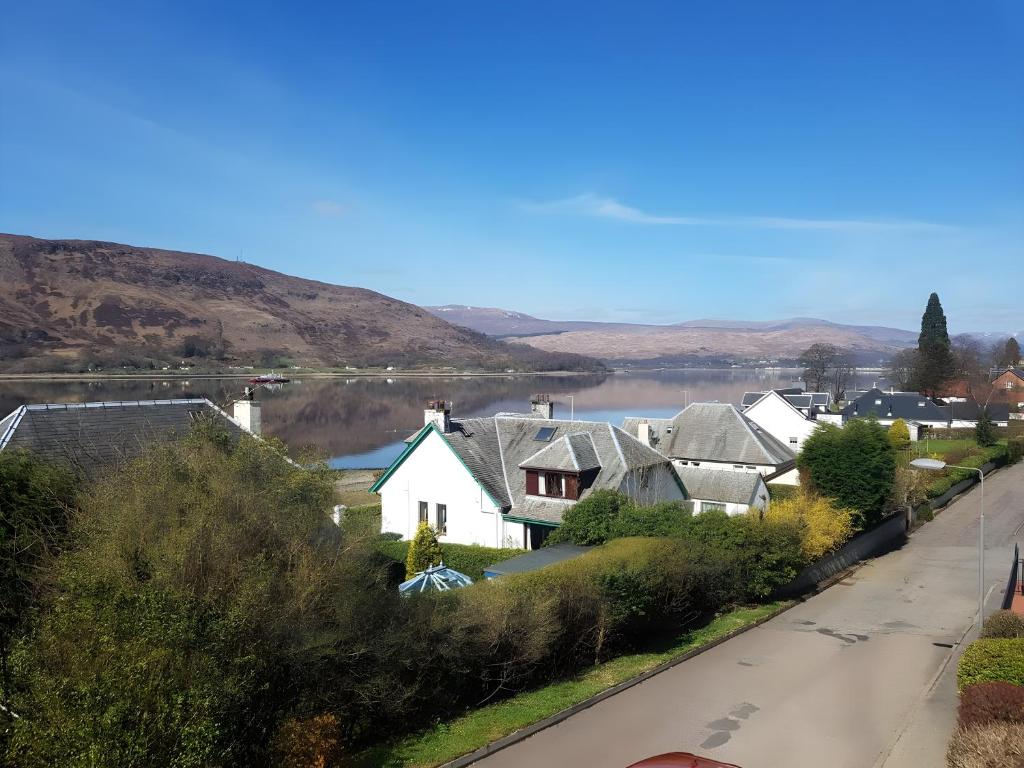 een uitzicht op een stad met een meer en huizen bij Loch View Holiday Home, Fort William in Fort William