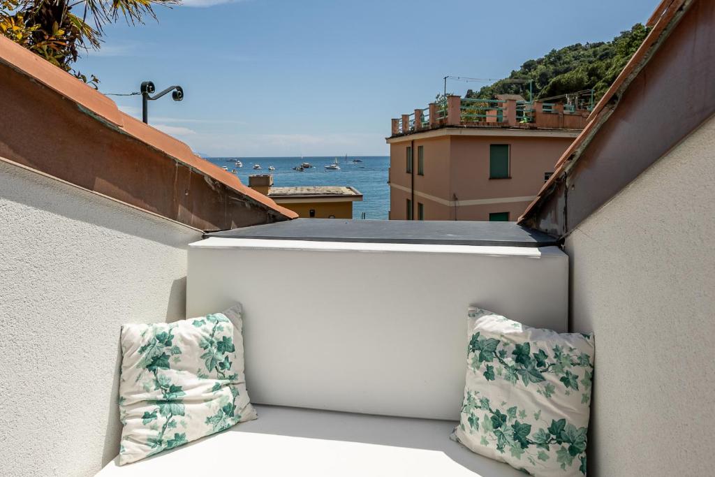 two pillows on a balcony with a view of the ocean at PETITE PARAGGI Vista e Comodità sul Mare in Santa Margherita Ligure