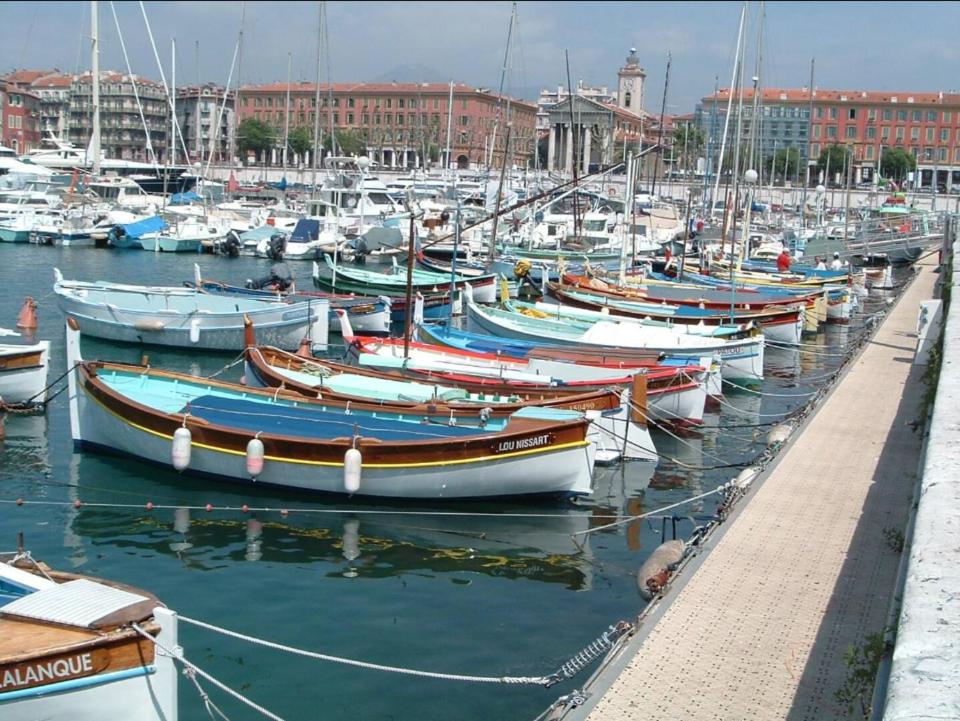 un groupe de bateaux est amarré dans un port dans l'établissement A deux pas du port YourHostHelper, à Nice
