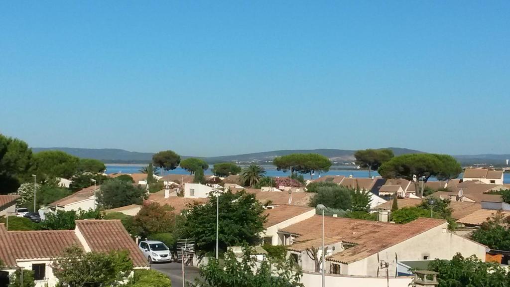 - une vue sur une ville avec des maisons et l'eau dans l'établissement Belle Vue, à Palavas-les-Flots