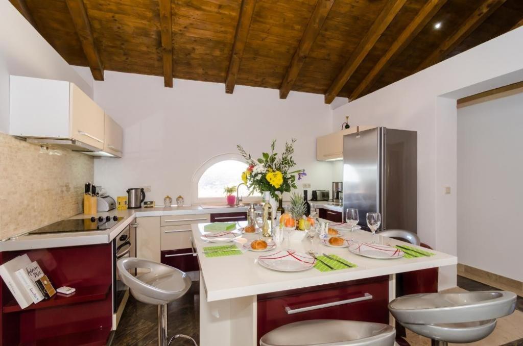 Kuchyňa alebo kuchynka v ubytovaní Villa Avoca