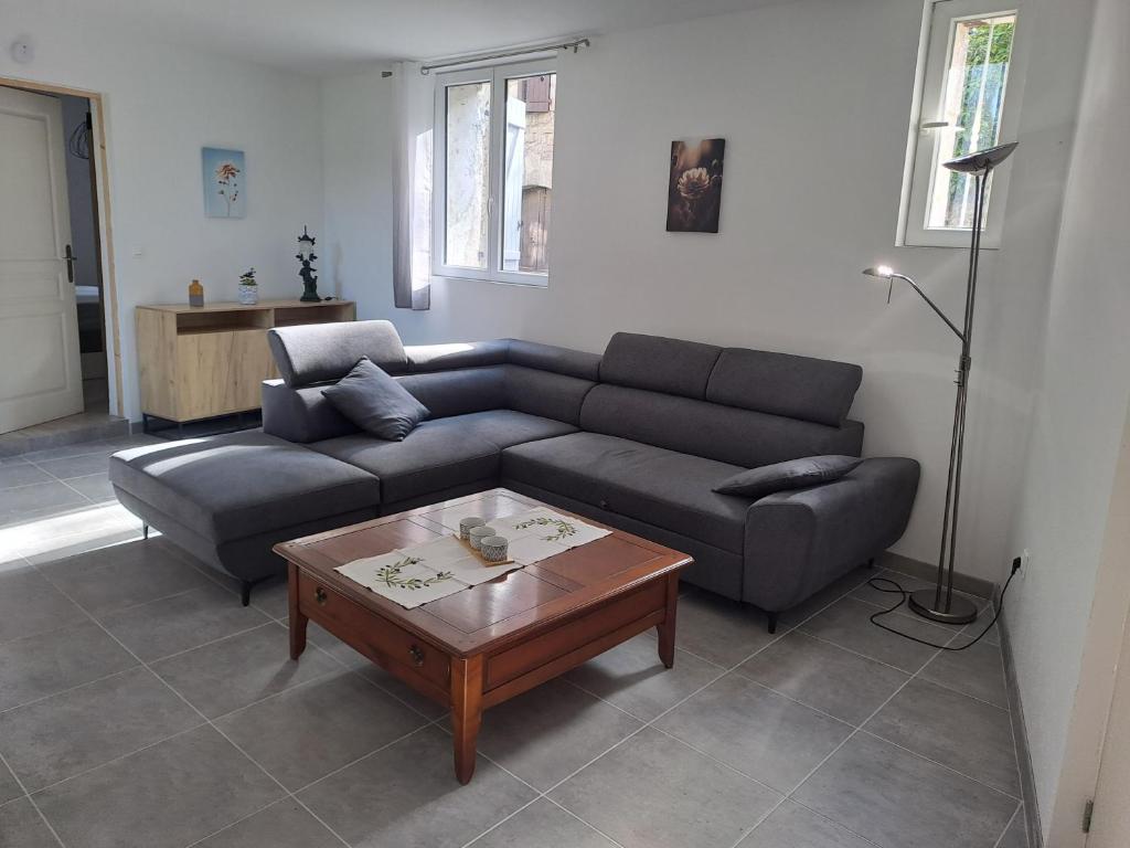 un salon avec un canapé et une table basse dans l'établissement T2 Concoules, à Concoules