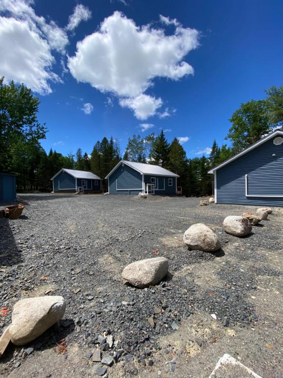 un parking en gravier avec des pierres devant les maisons dans l'établissement Compass Cove Cottage Oceanfront and Private trails, à Waweig