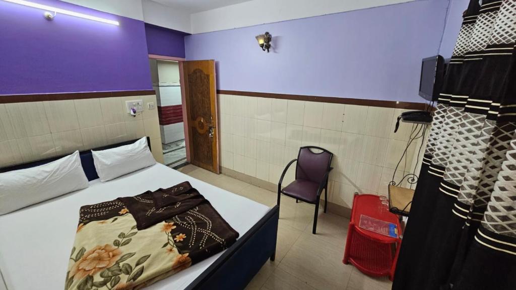 Postel nebo postele na pokoji v ubytování Tirupati Lodge NJP