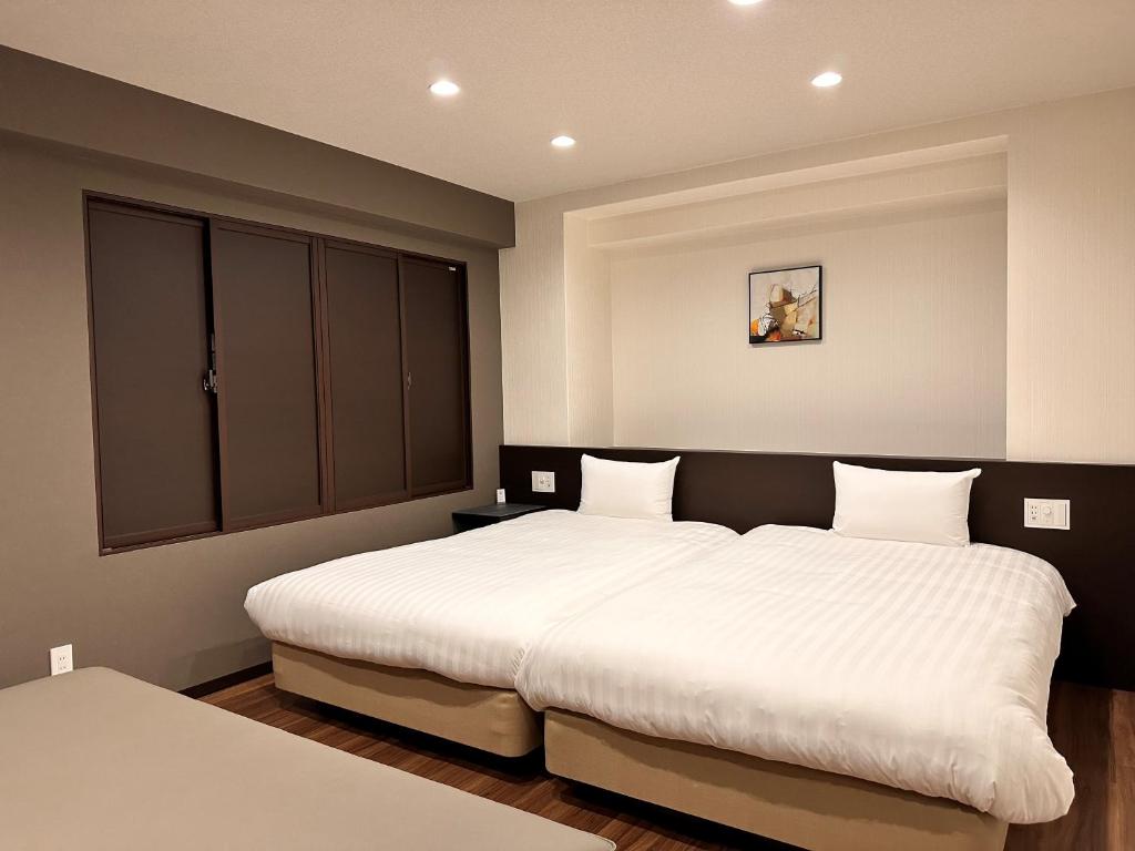 Postel nebo postele na pokoji v ubytování Reftel Osaka Itami Airport Hotel
