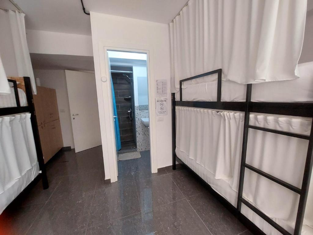 Postel nebo postele na pokoji v ubytování Saranda Boutique Hostel