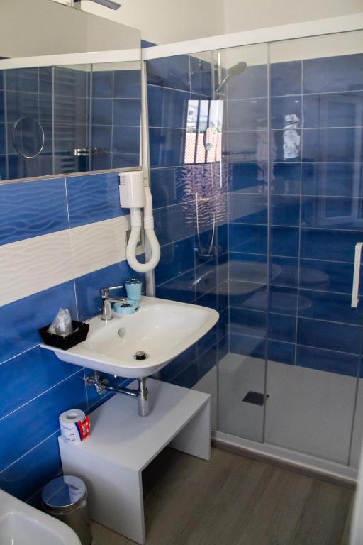 A bathroom at B&B Civico 64 Scalea