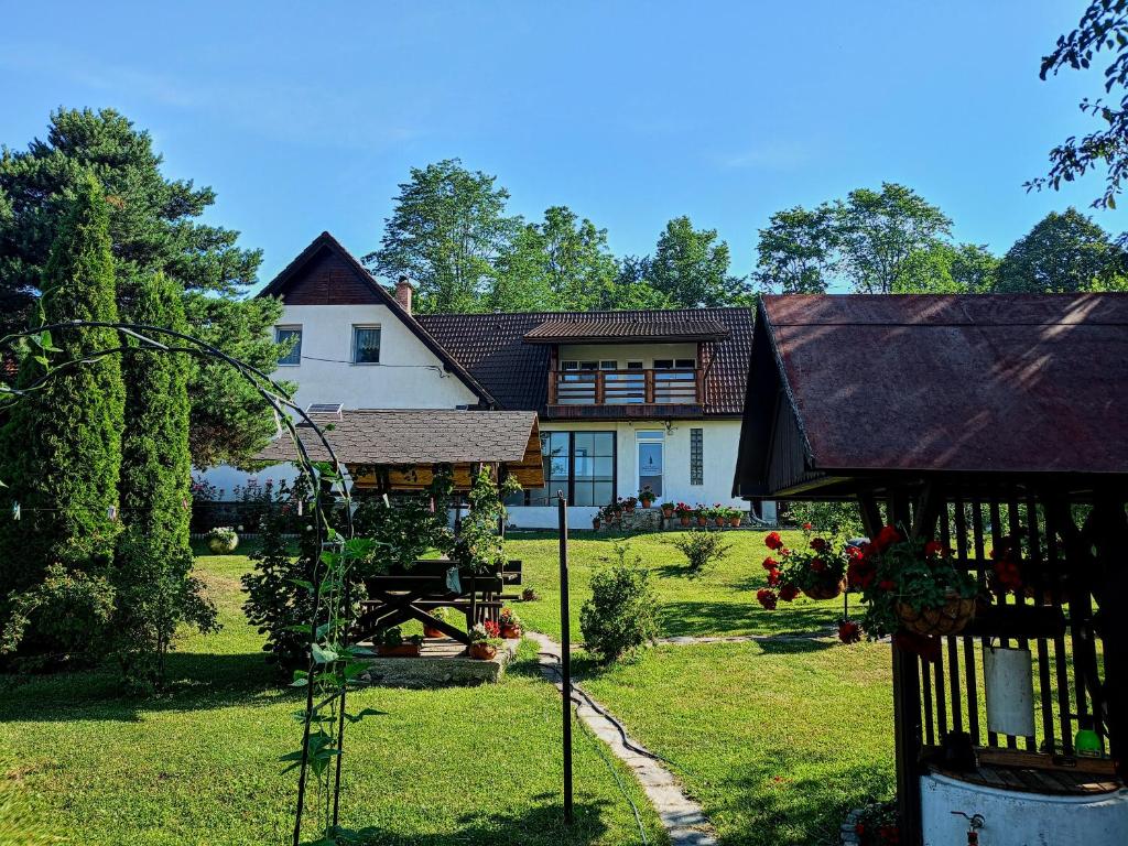 Casa de oaspeți Csomortáni vendégházにある庭