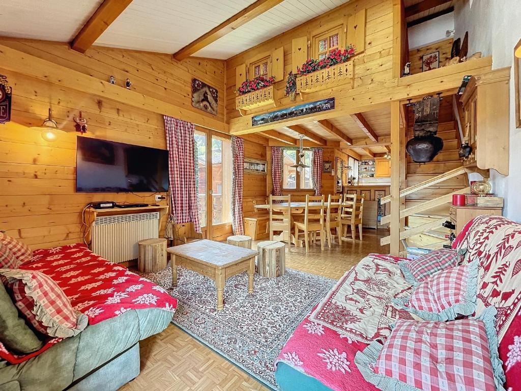 un salon avec un canapé et une table dans l'établissement Copalme-appartement-6pers-Centre Village, aux Gets