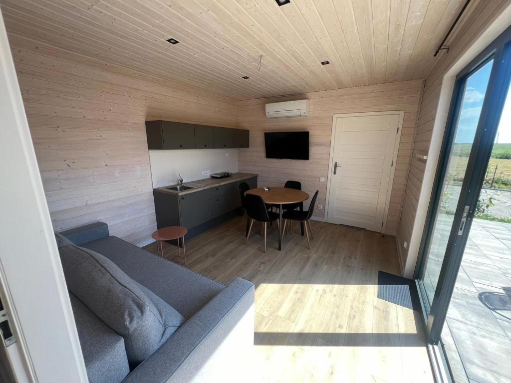 TV a/nebo společenská místnost v ubytování BED & BIKE Resort Trzęsacz - domki, sauna, jacuzzi & rowery
