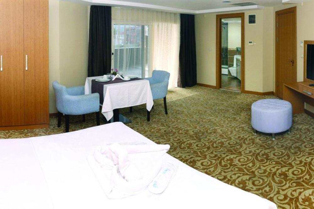 Postel nebo postele na pokoji v ubytování Helenapolis Otel