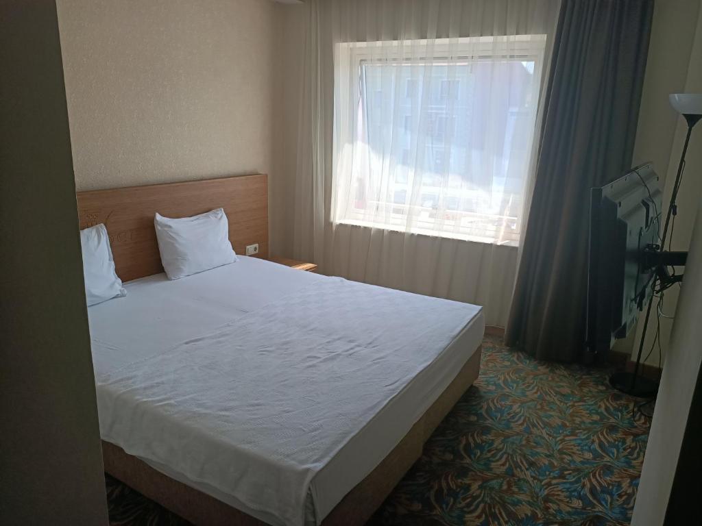 Postel nebo postele na pokoji v ubytování Helenapolis Otel