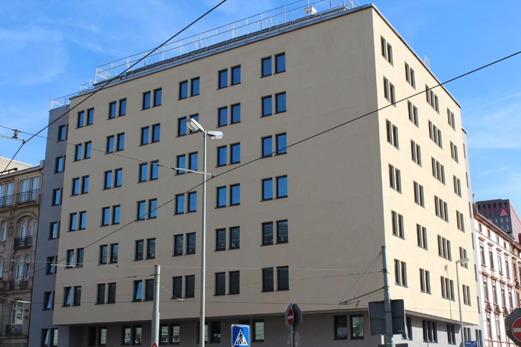 un edificio blanco alto en la esquina de una calle en Grand Hotel Empire en Frankfurt