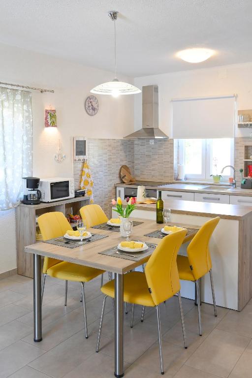 Kuchyň nebo kuchyňský kout v ubytování Vacation house Ulika