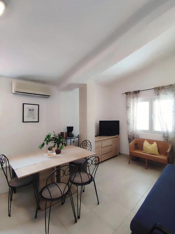 Televízia a/alebo spoločenská miestnosť v ubytovaní Apartments Divna