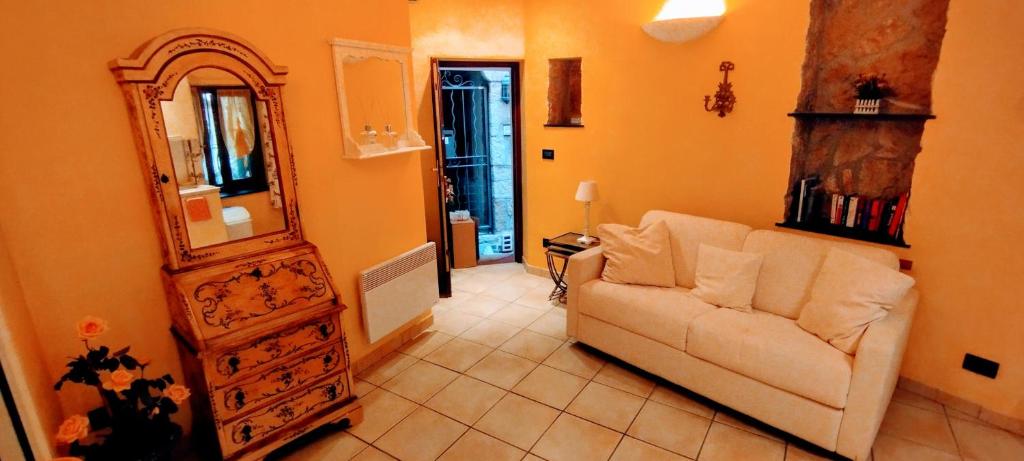 - un salon avec un canapé blanc et un miroir dans l'établissement Studio Vieux Village Roquebrune Cap Martin RCM, à Roquebrune-Cap-Martin