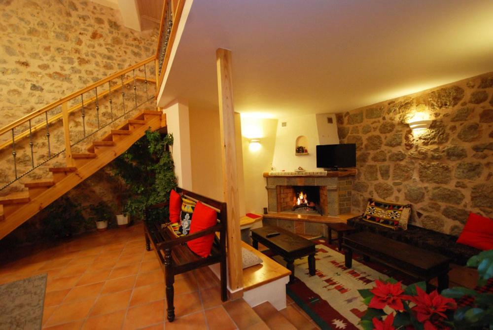 Televízia a/alebo spoločenská miestnosť v ubytovaní Hotel Parnassos