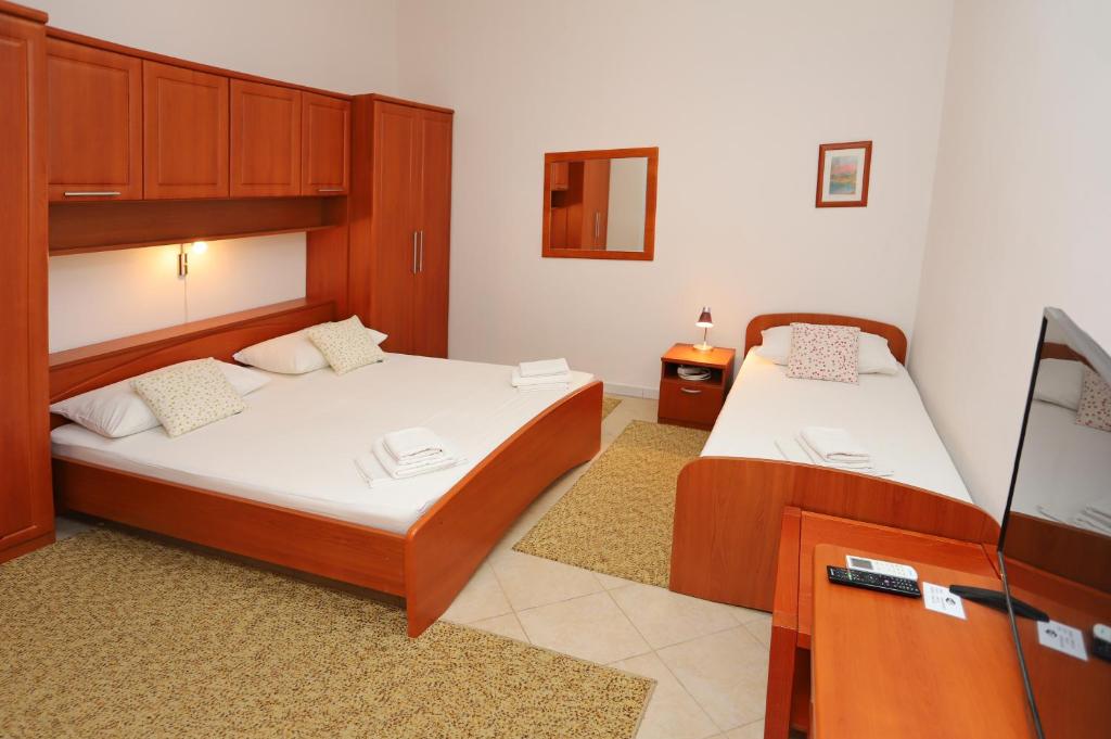Postel nebo postele na pokoji v ubytování Apartments Edita & Robert