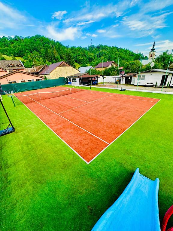 Tenis a/nebo squash v ubytování Penzión BACH nebo okolí