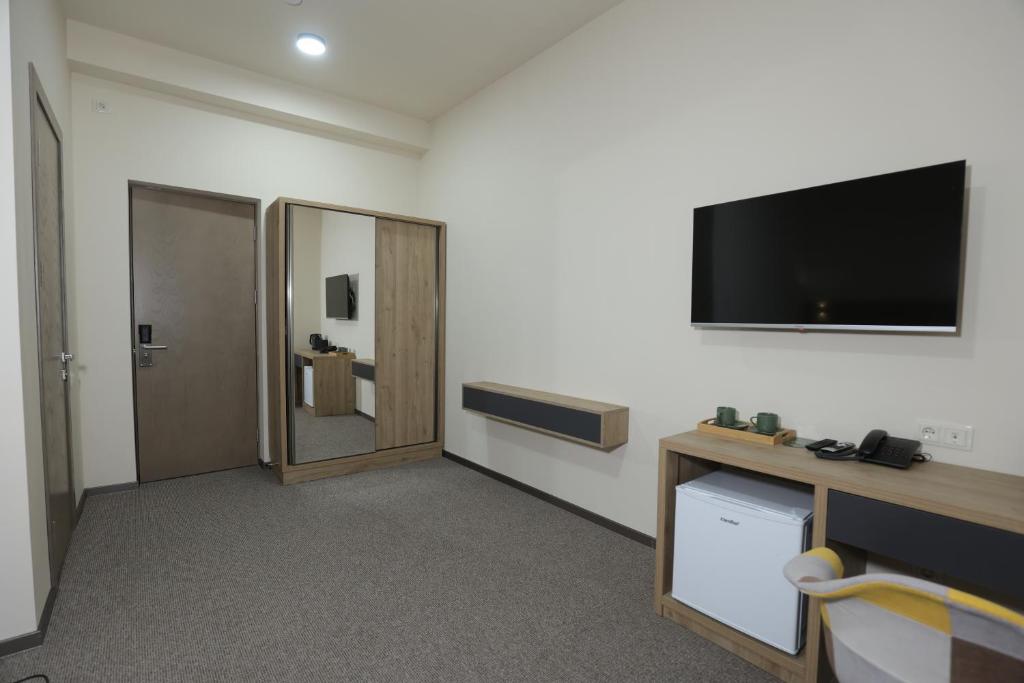 TV a/nebo společenská místnost v ubytování Cone Hotel